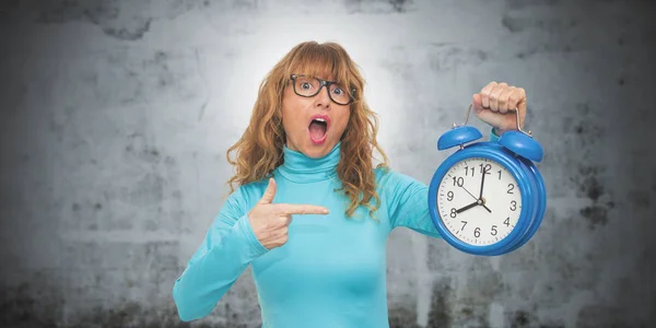 Isolierte Frau Mit Uhr Oder Wecker — Stockfoto