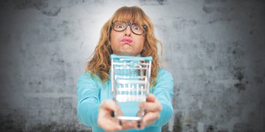 kadın alışveriş sepeti ile vurguladı