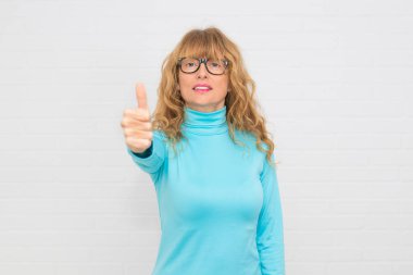 izole kadın pozitif tutum sallayarak