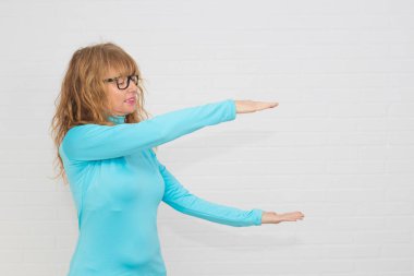 izole kadın arka planda işaret