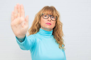 dur işareti elini havada kadın