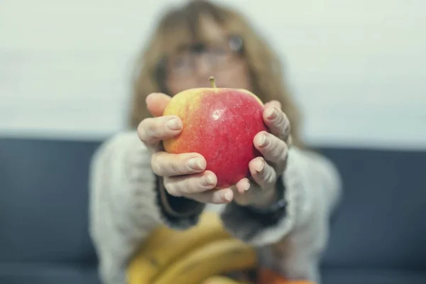 Mulher Adulta Com Frutas Frescas — Fotografia de Stock