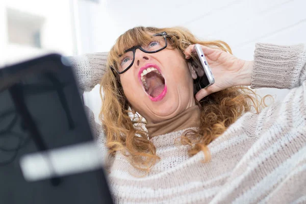 Boze Vrouw Schreeuwen Met Mobiele Telefoon Laptop — Stockfoto