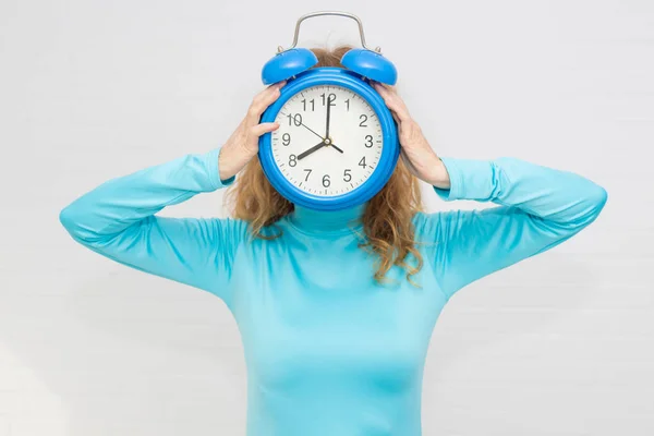 Isolierte Frau Mit Uhr Oder Wecker — Stockfoto