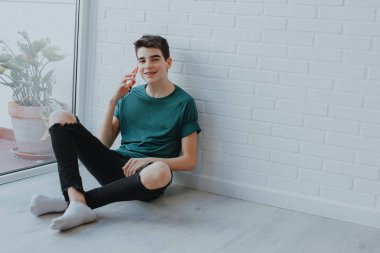 cep telefonu ile Evde Genç veya genç