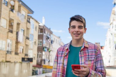 cep telefonu ile sokakta genç veya ergen