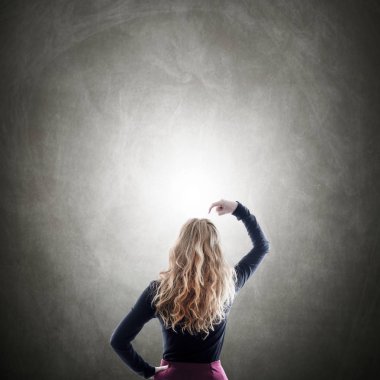 düşünme veya fikir jest ile geri kadın