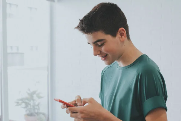 Joven Adolescente Casa Con Teléfono Móvil — Foto de Stock