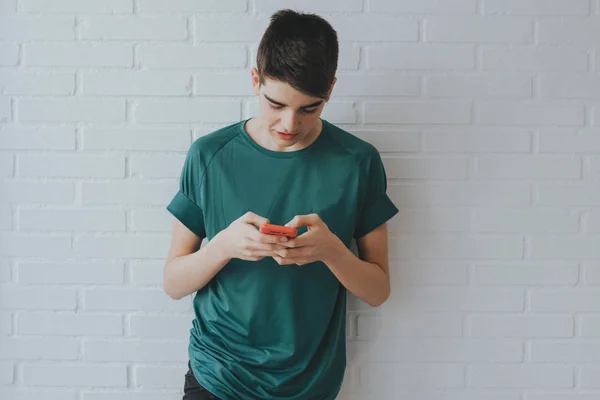 Jeune Adolescent Avec Téléphone Mobile Sur Mur — Photo