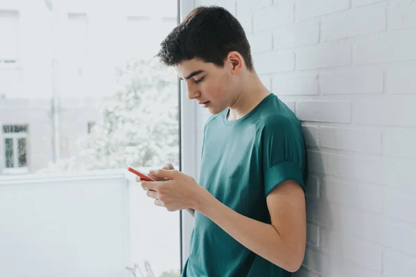 Ung Eller Tonåring Med Mobiltelefon Väggen — Stockfoto