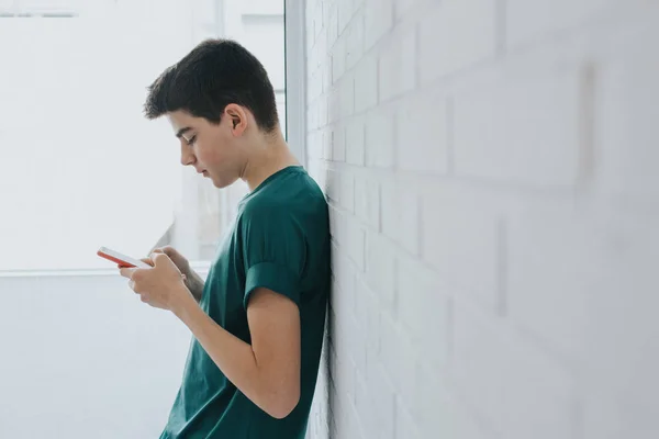 Jovem Adolescente Com Telefone Celular Parede — Fotografia de Stock