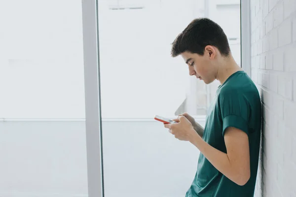 Jeune Adolescent Avec Téléphone Mobile Sur Mur — Photo