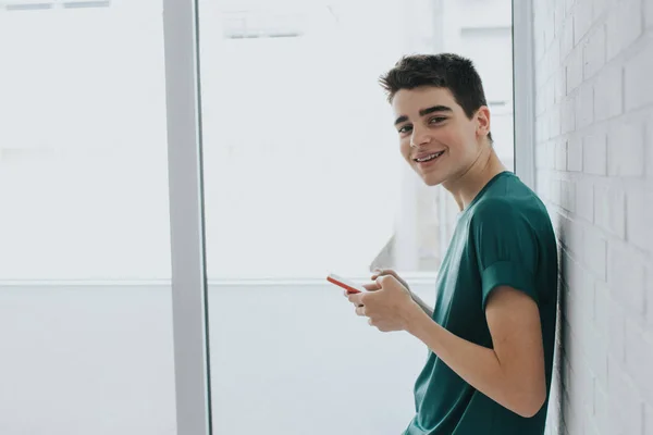 Joven Adolescente Con Teléfono Móvil Pared — Foto de Stock