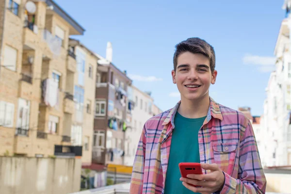 Jong Tiener Straat Met Mobiele Telefoon — Stockfoto