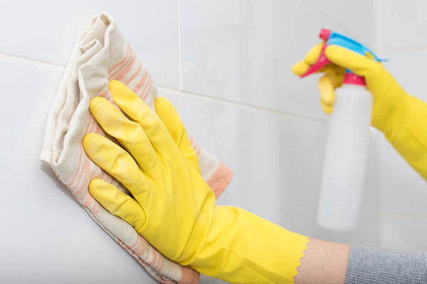 hand with cloth and spray cleaning