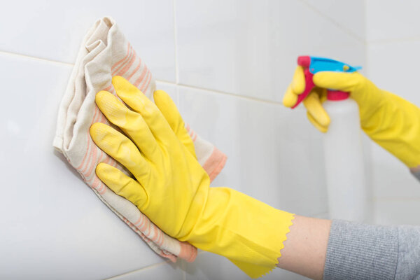 hand with cloth and spray cleaning