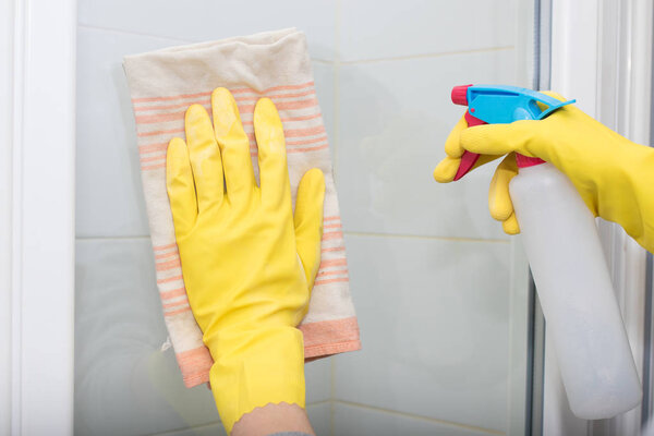 hand with cloth and spray cleaning