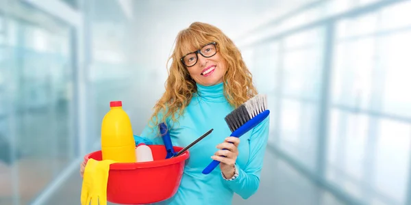 Femme Nettoyage Dans Bureau Avec Des Produits Nettoyants — Photo