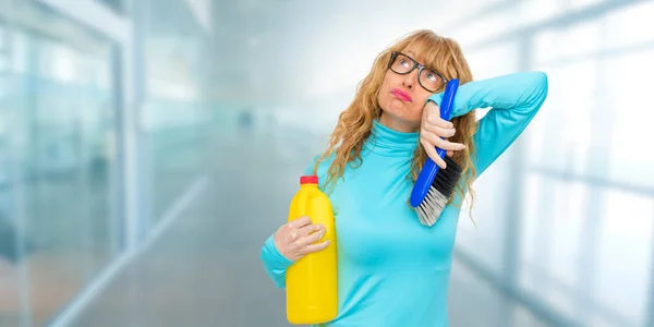 Schoonmaken Van Vrouw Kantoor Met Reinigingsproducten — Stockfoto