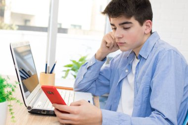 Cep telefonu ve bilgisayarı olan öğrenci