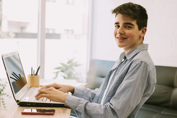 Estudiante Con Computadora Escritorio — Foto de Stock