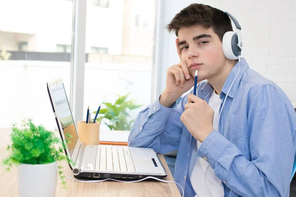 Estudiante Adolescente Con Computadora Auriculares Escritorio — Foto de Stock