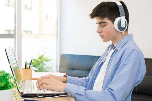 Estudante Adolescente Com Computador Fones Ouvido Área Trabalho — Fotografia de Stock