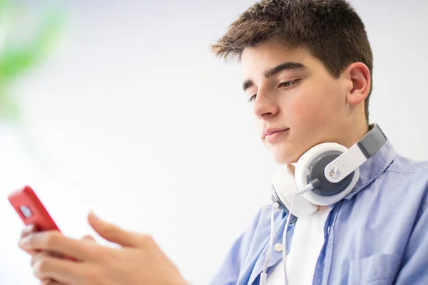 Jeune Adolescent Avec Téléphone Écouteurs — Photo