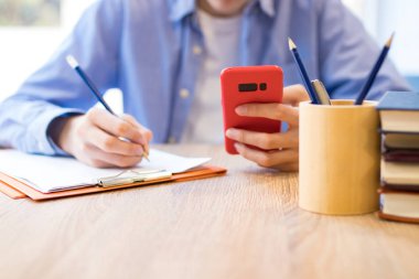 okulda cep telefonu ile öğrenci