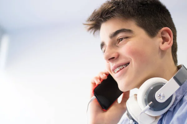 Jeune Adolescent Avec Téléphone Écouteurs — Photo