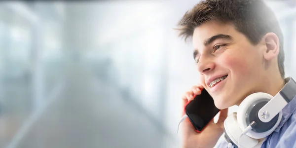 Adolescente Joven Con Teléfono Auriculares —  Fotos de Stock