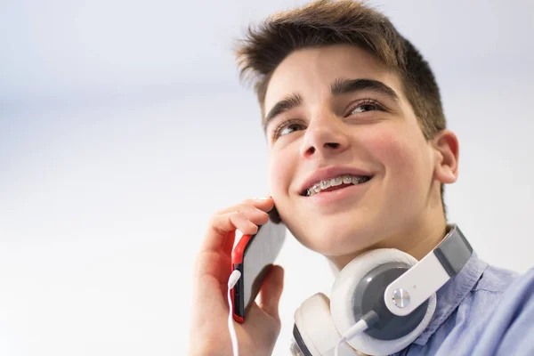 Jeune Adolescent Avec Téléphone Écouteurs — Photo