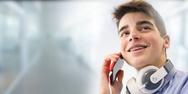 Adolescente Joven Con Teléfono Auriculares —  Fotos de Stock