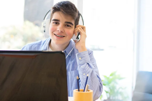 Estudiante Adolescente Con Computadora Portátil Auriculares — Foto de Stock