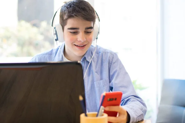 Estudiante Adolescente Con Computadora Del Teléfono Móvil Auriculares —  Fotos de Stock