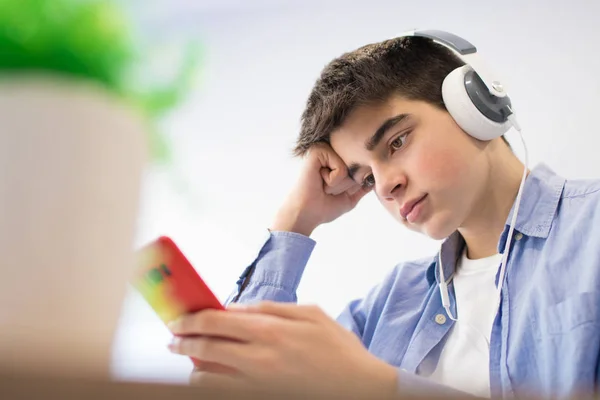 Adolescente Joven Con Teléfono Auriculares —  Fotos de Stock