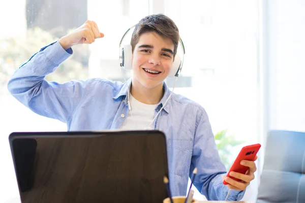 Estudiante Adolescente Celebrando Éxito Con Ordenador Portátil Teléfono —  Fotos de Stock