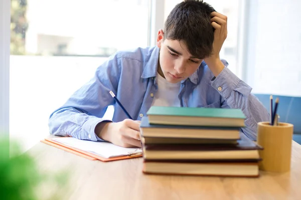 Estudiante Con Problemas Estrés Escritorio — Foto de Stock