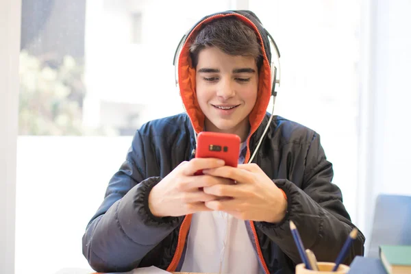 Adolescente Estudiante Con Teléfono Móvil Auriculares — Foto de Stock