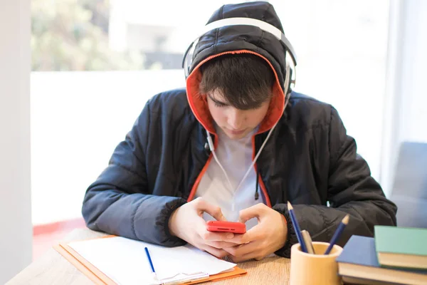 Adolescent Étudiant Avec Téléphone Portable Écouteurs — Photo