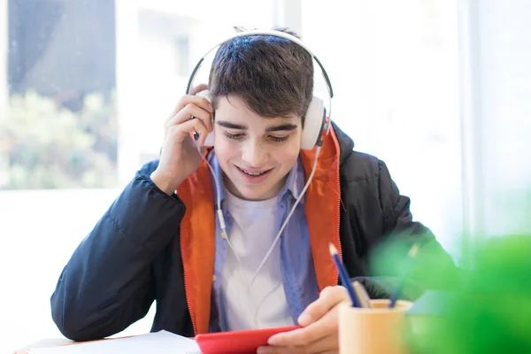 Έφηβος Φοιτητής Κινητό Τηλέφωνο Και Ακουστικά — Φωτογραφία Αρχείου