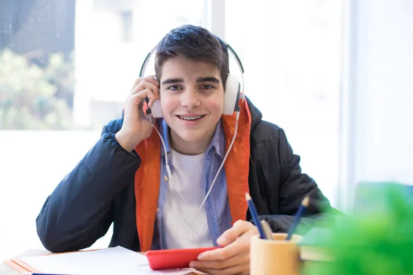 Joven Estudiante Con Auriculares Teléfono Móvil — Foto de Stock