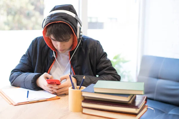 Adolescent Étudiant Avec Téléphone Portable Écouteurs — Photo