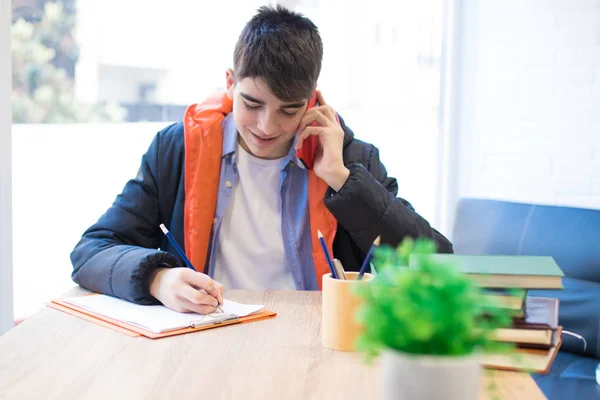 Étudiant Avec Téléphone Portable Parlant Sur Téléphone — Photo