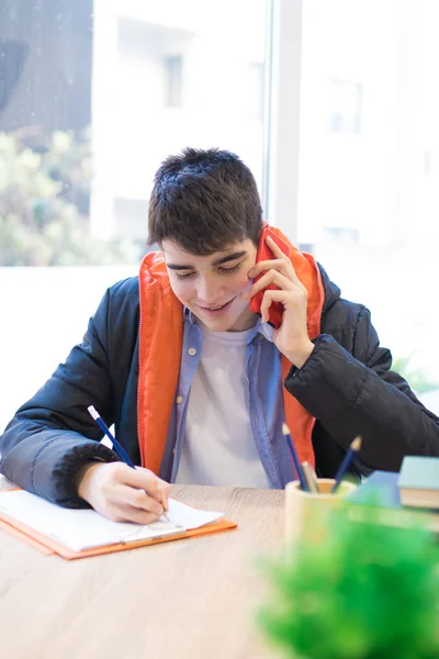 Φοιτητής Κινητό Τηλέφωνο Μιλάει Στο Τηλέφωνο — Φωτογραφία Αρχείου