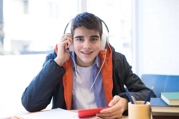 Jovem Estudante Com Fones Ouvido Telefone Celular — Fotografia de Stock