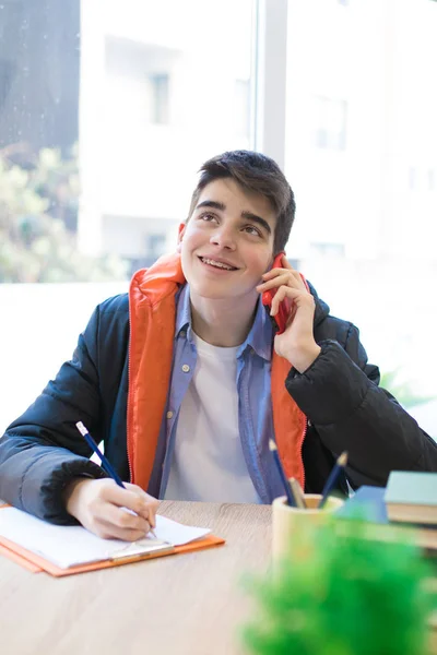 Estudiante Con Teléfono Móvil Hablando Por Teléfono — Foto de Stock
