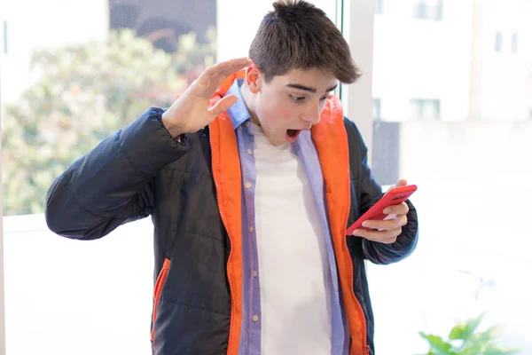 Adolescente Jovem Com Telefone Celular Expressão Surpresa Espanto — Fotografia de Stock