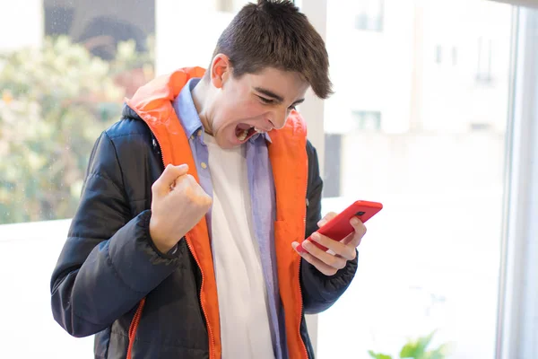 Подросток Мобильным Телефоном Выражением Успеха — стоковое фото
