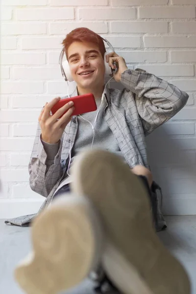 Fiatal Mozgatható Telefon Fejhallgató — Stock Fotó